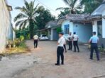 Petugas Lapas Narkotika Kelas IIA Muara Beliti melakukan kontrol rutin di area brandgang luar untuk memastikan kondisi pagar pengamanan, kebersihan lingkungan, serta mendeteksi dini potensi gangguan keamanan dan ketertiban, Senin 13 Juli 2026.