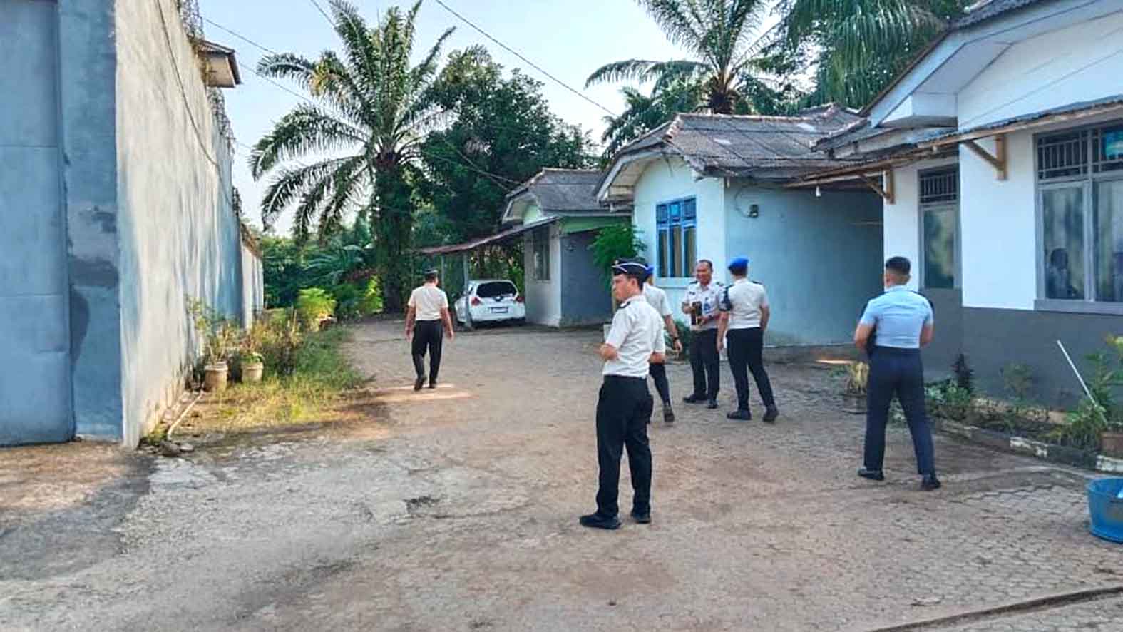 Petugas Lapas Narkotika Kelas IIA Muara Beliti melakukan kontrol rutin di area brandgang luar untuk memastikan kondisi pagar pengamanan, kebersihan lingkungan, serta mendeteksi dini potensi gangguan keamanan dan ketertiban, Senin 13 Juli 2026.