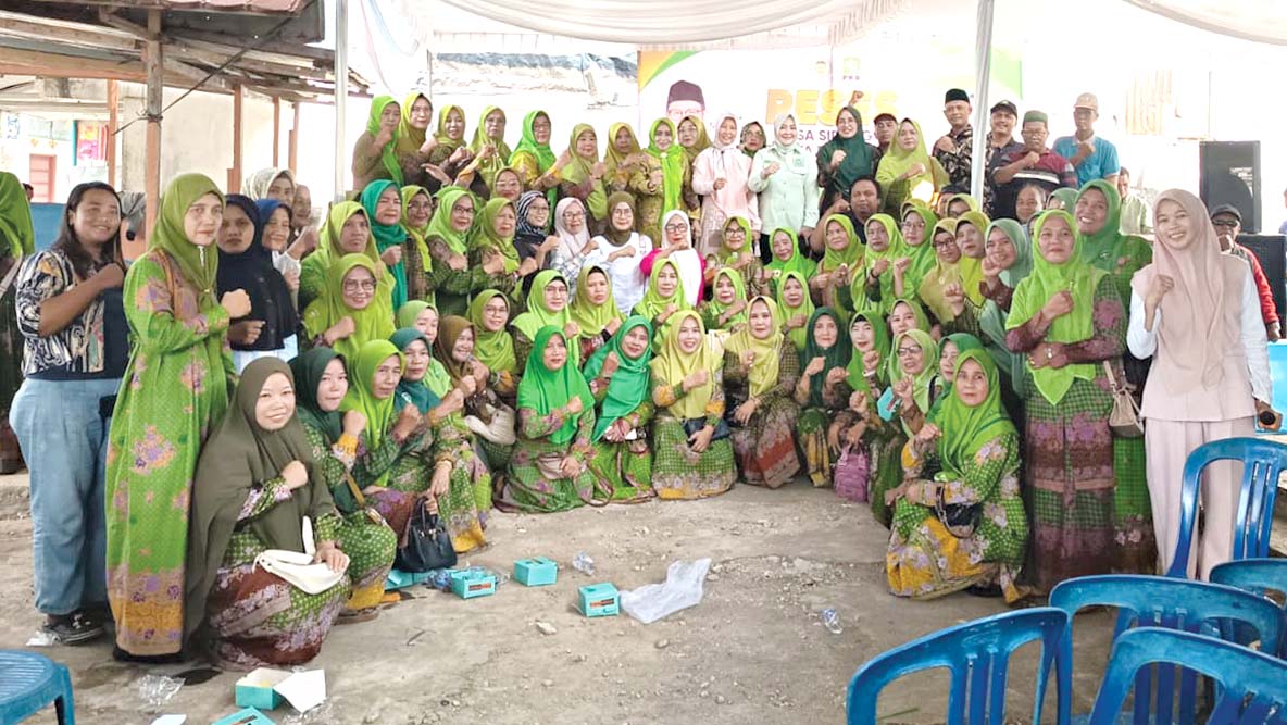 Anggota DPRD Sumsel Elvaria Novianti, S.E foto bersama masyarakat ketika reses di Kelurahan Jawa Kanan SS, Kecamatan Lubuk Linggau Timur II, Kota Lubuk Linggau