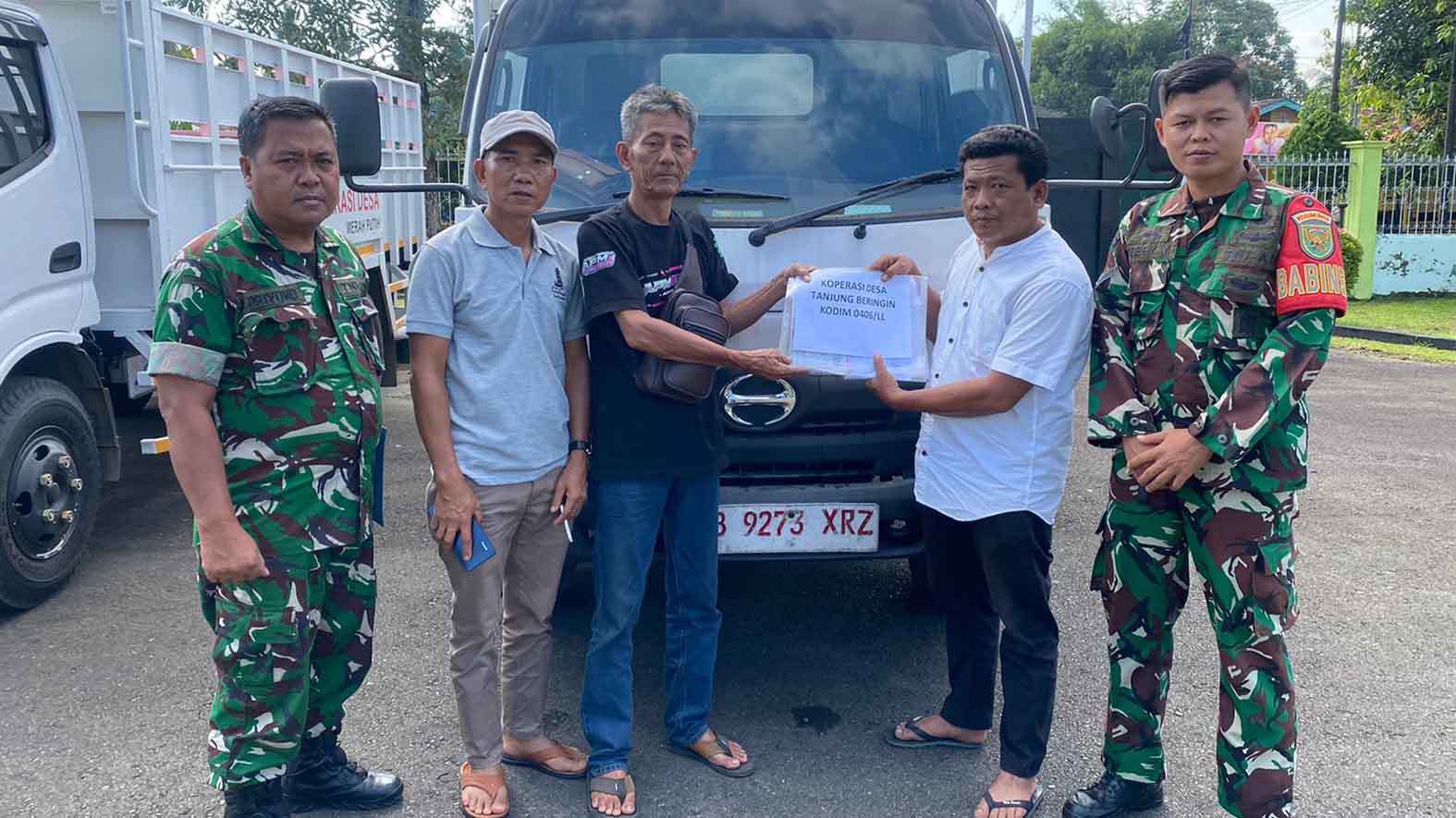 Pengurus KDMP Desa Tanjung Beringin Kecamatan Rupit terima bantuan truk untuk operasional. -foto dokumen Disperindagkop Muratara-