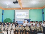 Kepala SMA IT Al Qudwah Musi Rawas, Yoga Prasetya, M.Pd, berfoto bersama dewan guru dan siswa baru Tahun Ajaran 2026/2027 usai pembukaan Masa Pengenalan Lingkungan Sekolah (MPLS) Ramah di halaman SMA IT Al Qudwah, Senin 13 Juli 2026.