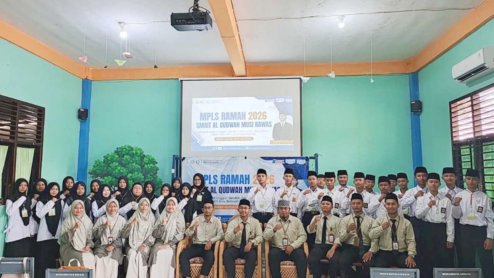 Kepala SMA IT Al Qudwah Musi Rawas, Yoga Prasetya, M.Pd, berfoto bersama dewan guru dan siswa baru Tahun Ajaran 2026/2027 usai pembukaan Masa Pengenalan Lingkungan Sekolah (MPLS) Ramah di halaman SMA IT Al Qudwah, Senin 13 Juli 2026.