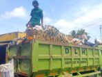 Anggota DLH saat mengangkut sampah, di salah satu Kecamatan di Kabupaten Musi Rawas - FOTO : Dok DLH Musi Rawas-