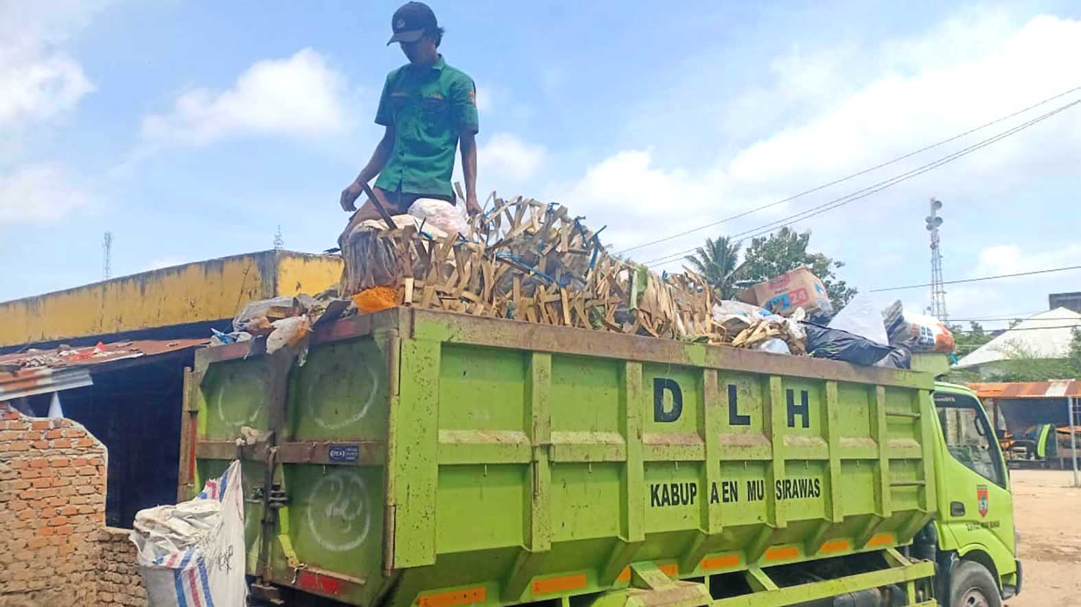 Anggota DLH saat mengangkut sampah, di salah satu Kecamatan di Kabupaten Musi Rawas - FOTO : Dok DLH Musi Rawas-