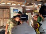 Petugas Polsek Muara Lakitan saat melakukan olah TKP di rumah korban di Desa Sungai Pinang, Kecamatan Muara Lakitan, Sabtu 25 Juli 2026.