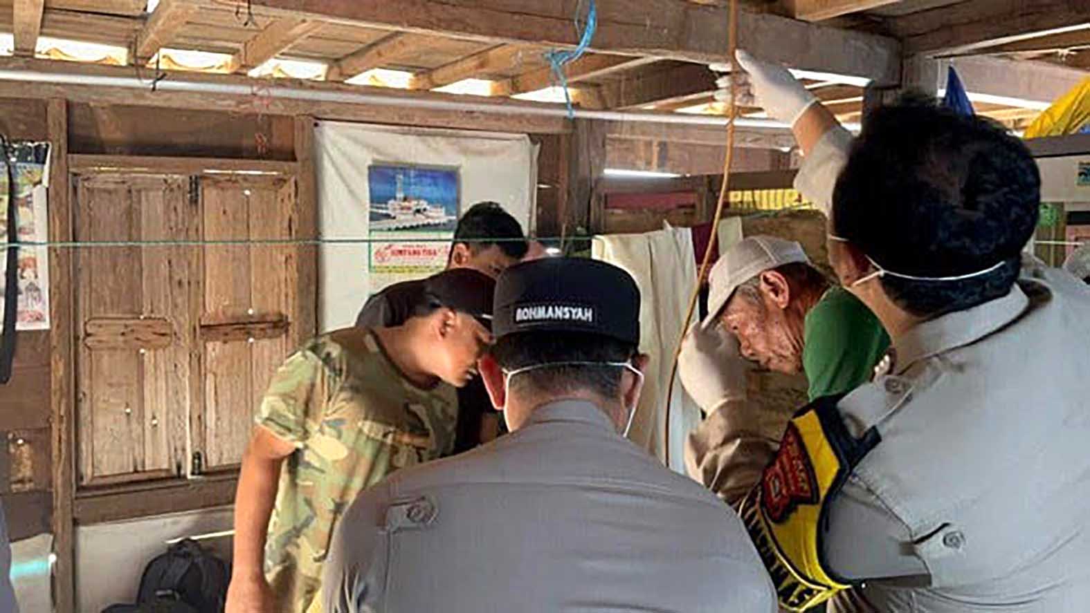 Petugas Polsek Muara Lakitan saat melakukan olah TKP di rumah korban di Desa Sungai Pinang, Kecamatan Muara Lakitan, Sabtu 25 Juli 2026.