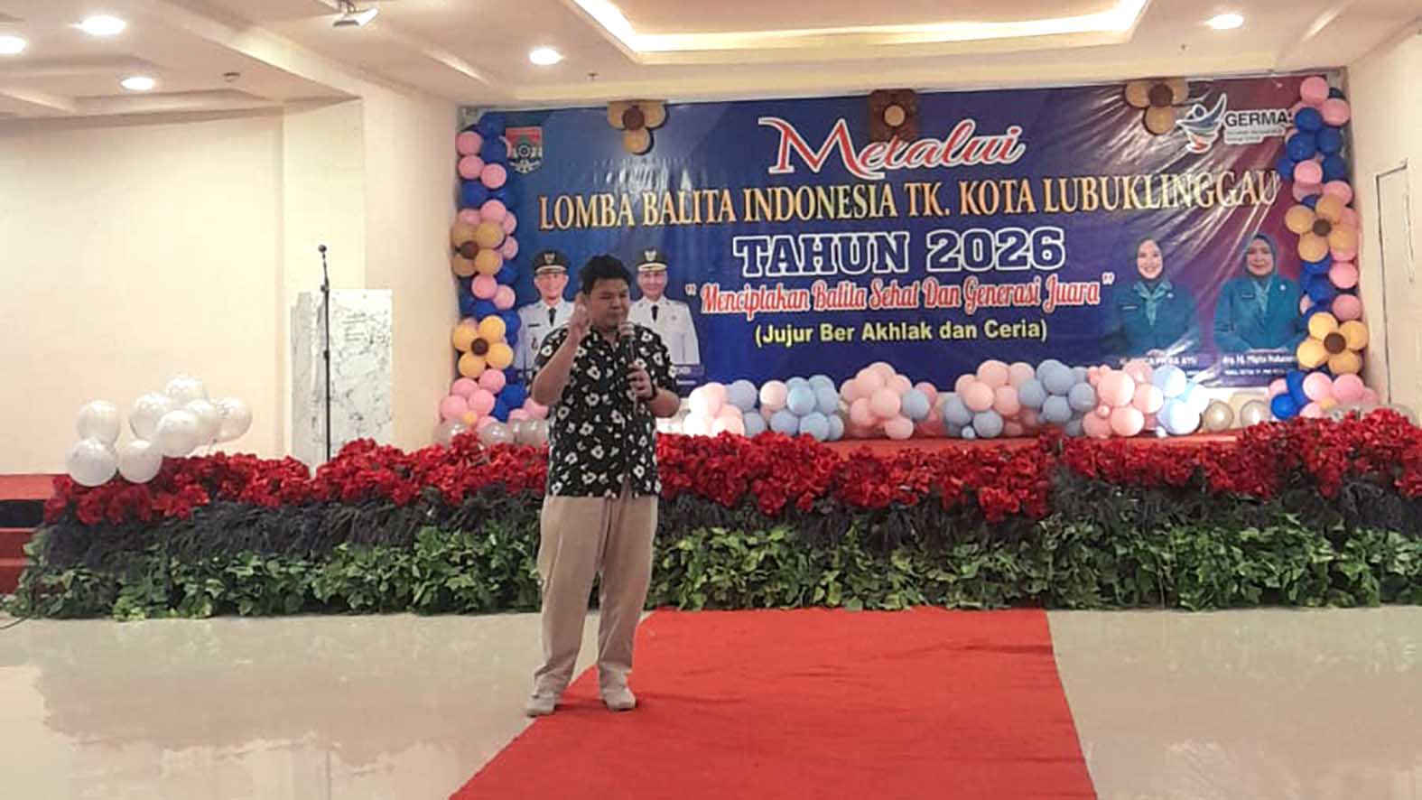 Daniel Rizky Wicaksono, S.Psi., M.Psi., Psikolog Klinis yang bertugas di RSUD Siti Aisyah Kota Lubuk Linggau menyampaikan materi mengenai perkembangan anak melalui komunikasi, saat acara Gebyar Loma Balita tingkat Kota Lubuk Linggau, Kamis 16 Juli 2026. Foto : Riena Maris/Linggau Pos