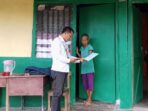 Pendamping Program Keluarga Harapan (PKH) Kecamatan Tiang Pumpung Kepungaut (TPK), Erik Rachmat, saat melaukan Monev