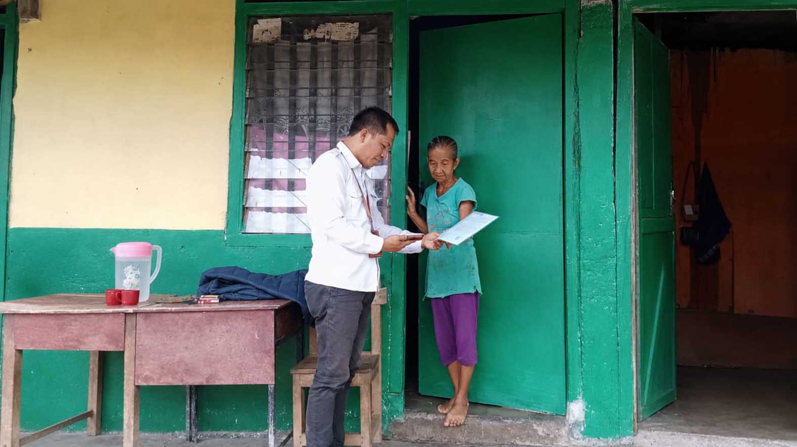 Pendamping Program Keluarga Harapan (PKH) Kecamatan Tiang Pumpung Kepungaut (TPK), Erik Rachmat, saat melaukan Monev