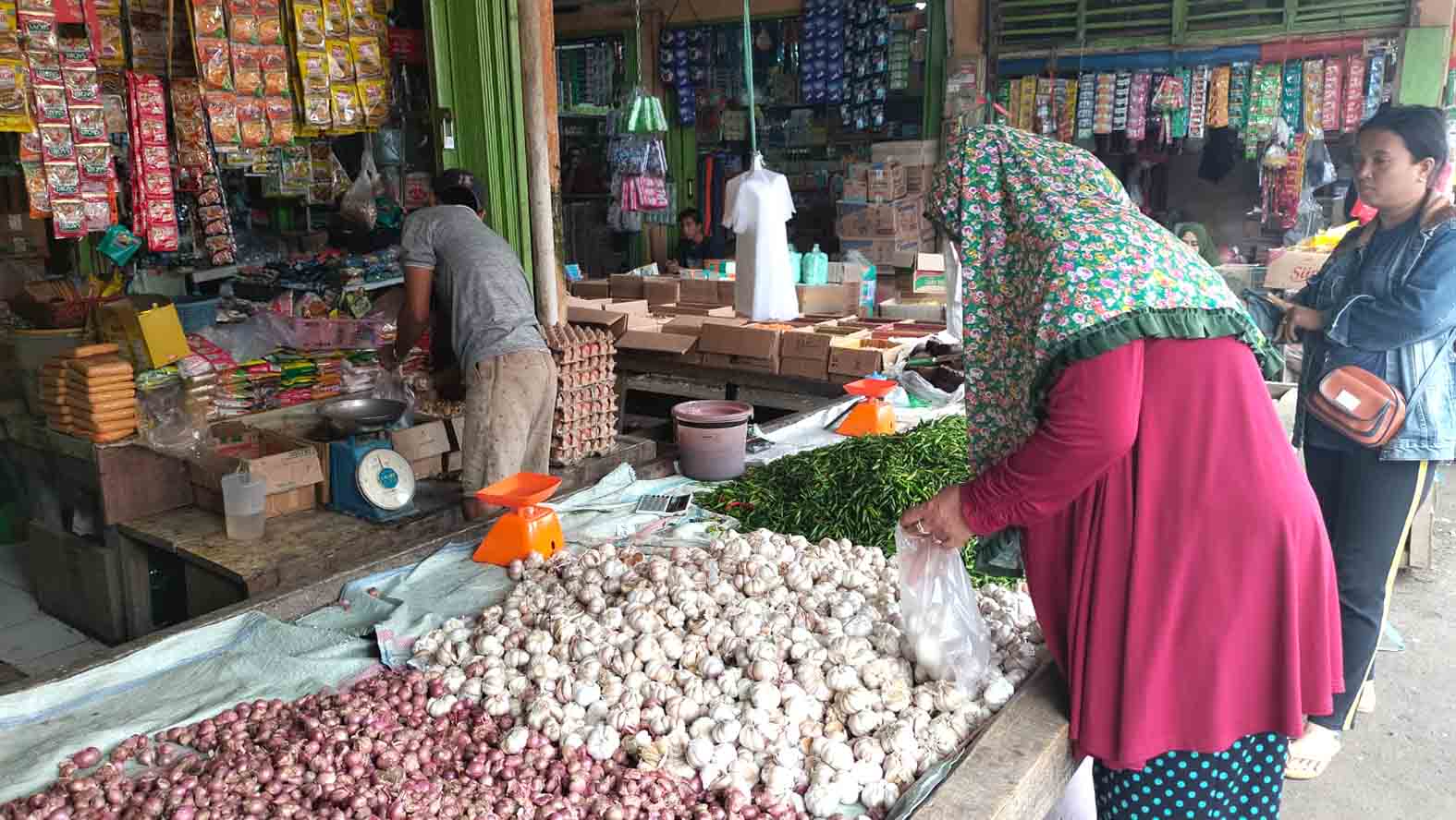 Salah seorang pedagang cabai di Pasar B Srikaton Kecamatan Tugumulyo, Musi Rawas.