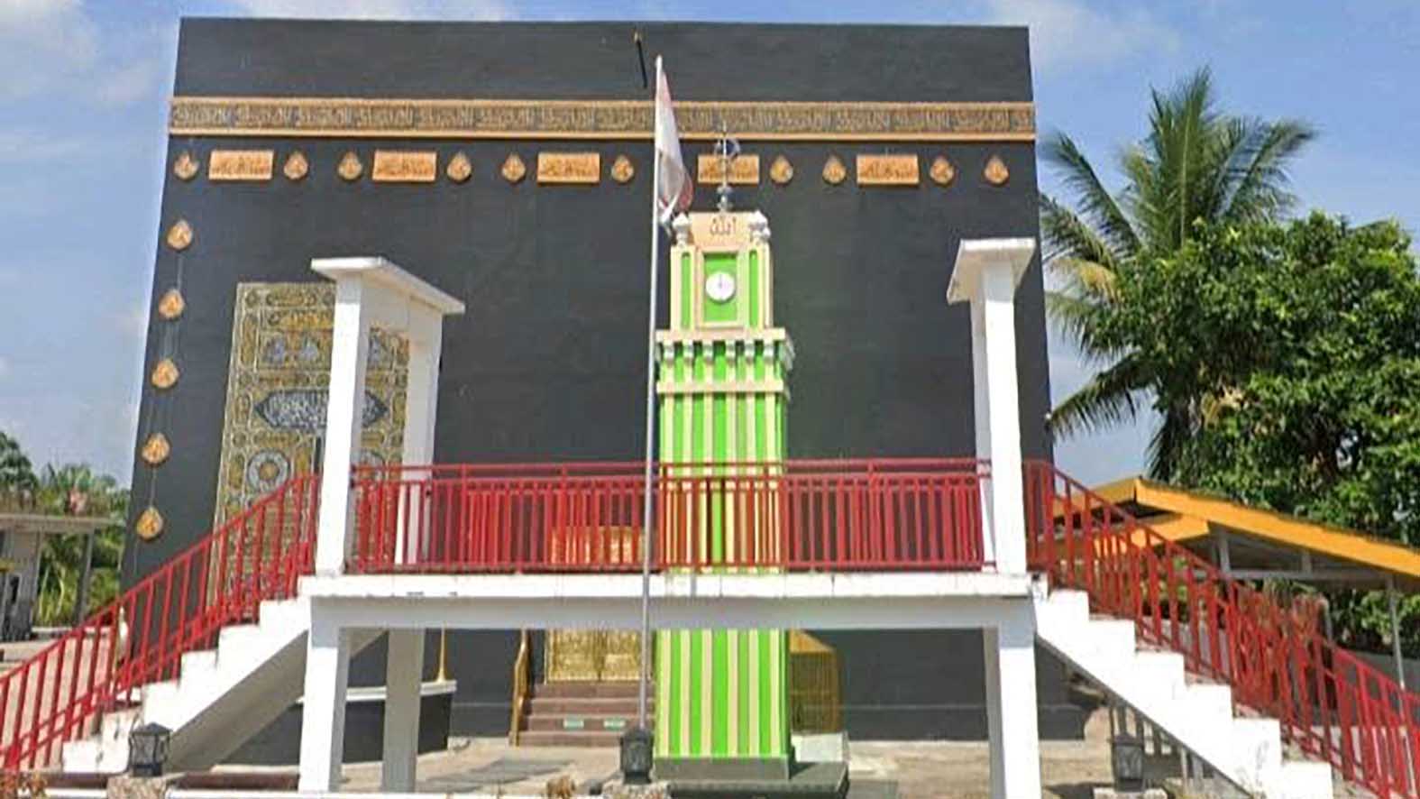 Masjid MIA AL NASRI di Desa Semeteh, Kecamatan Muara Lakitan, Kabupaten Musi Rawas, menjadi destinasi wisata religi yang menarik perhatian karena memiliki desain menyerupai Ka'bah di Makkah