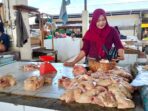 Salah seorang pedagang daging ayam di Pasar B Srikaton Kecamatan Tugumulyo, Musi Rawas.