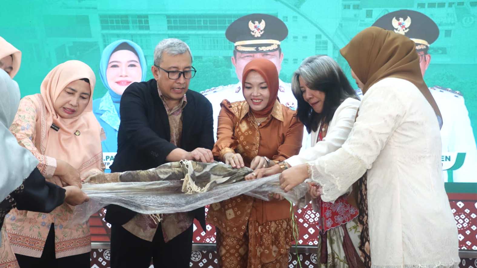 Tim Penggerak PKK Kabupaten Musi Banyuasin menggelar Pembukaan Kegiatan Peragaan Pembuatan Gambo Ecoprint di Pendopoan Griya Bumi Serasan Sekate, Jumat 10 Juli 2026. Foto: Dok. Pemkab Muba