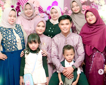 Momen foto bersama saat korban Ipan Nurjaman melamar sang kekasih.