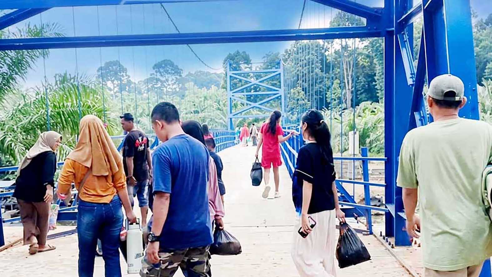 Jembatan Biru Sungai Malus Batu Pepe Lubuk Linggau yang kini sudah banyak dimanfaatkan oleh warga.