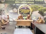 Rapat koordinasi yang dipimpin Plt Kepala DLH Kota Lubuk Linggau, Ir. M. Kendy Lenggana, ST., MM evaluasi dan penataan ulang jadwal kerja petugas penyapu jalan