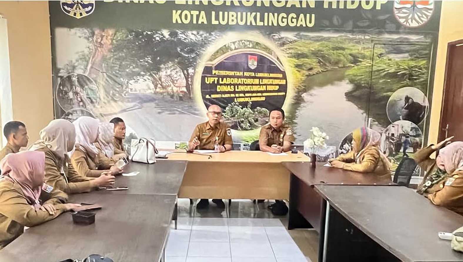 Rapat koordinasi yang dipimpin Plt Kepala DLH Kota Lubuk Linggau, Ir. M. Kendy Lenggana, ST., MM evaluasi dan penataan ulang jadwal kerja petugas penyapu jalan