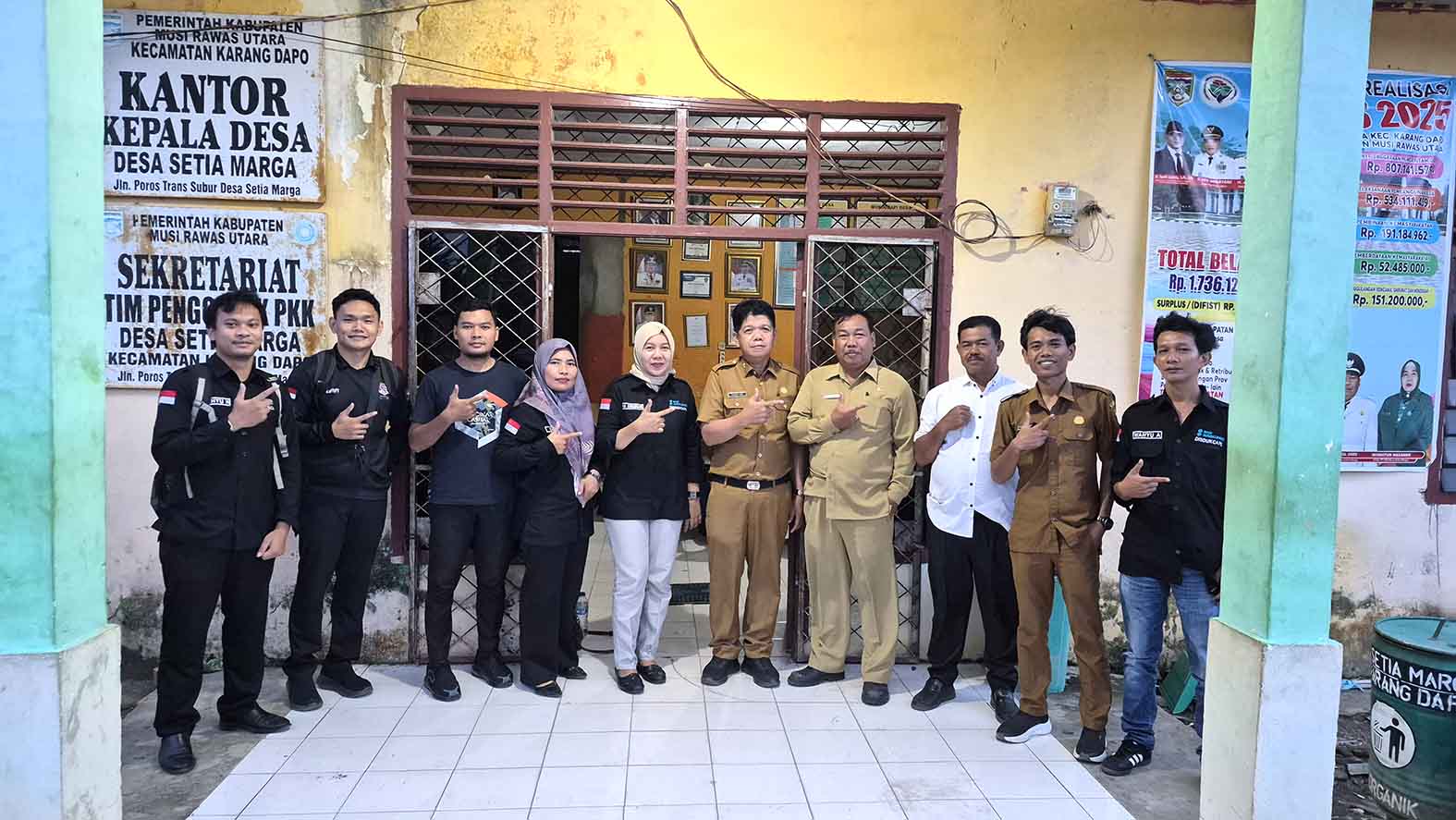 Warga Desa Setia Marga antusias urus administrasi kependudukan, program jemput bola pelayanan administrasi kependudukan dilakukan Disdukcapil Kabupaten Muratara sangat membantu masyarakat. Foto : Dok. Disdukcapil Muratara