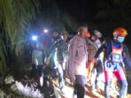 Proses evakuasi jenazah warga Bandung Ipan Nurjaman, calon pengantin yang meninggal diserang buaya di Perairan Tungkal, Kabupaten Banyuasin, Sumatera Selatan. Proses evakuasi jenazah warga Bandung Ipan Nurjaman, calon pengantin yang meninggal diserang buaya di Perairan Tungkal, Kabupaten Banyuasin, Sumatera Selatan.