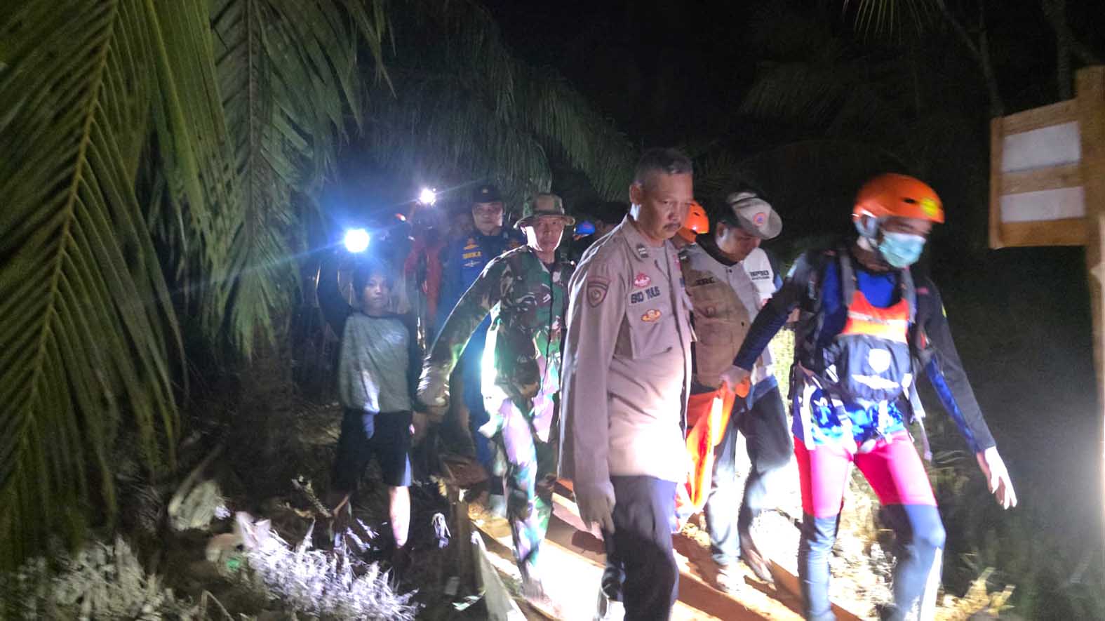 Proses evakuasi jenazah warga Bandung Ipan Nurjaman, calon pengantin yang meninggal diserang buaya di Perairan Tungkal, Kabupaten Banyuasin, Sumatera Selatan.