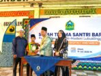 Pimpinan Ponpes Al Madani Lubuk Linggau Ustadz Moh Arpan Haj didampingi Pengasuh Keputrian Ummi Erma Yunita, menyerahkan secara simbolis perlengkapan belajar kepada salah satu santri baru MTs Al Madani. Foto : Yezi Fadly / Linggau Pos Pimpinan Ponpes Al Madani Lubuk Linggau Ustadz Moh Arpan Haj didampingi Pengasuh Keputrian Ummi Erma Yunita, menyerahkan secara simbolis perlengkapan belajar kepada salah satu santri baru MTs Al Madani. Foto : Yezi Fadly / Linggau Pos