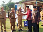 Wakil Bupati Musi Rawas H. Suprayitno saat menyerahkan bingkisan kepada ASN yang memsuki masa purna tugas Terhitung Mulai Tanggal (TMT) 1 Juli 2026.