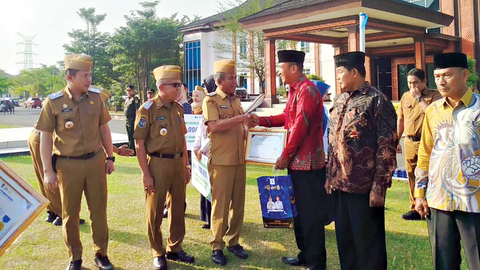 Wakil Bupati Musi Rawas H. Suprayitno saat menyerahkan bingkisan kepada ASN yang memsuki masa purna tugas Terhitung Mulai Tanggal (TMT) 1 Juli 2026.