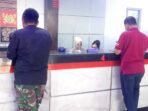 Teller BRI BO Lubuk Linggau saat sedang melayani kebutuhan para nasabah mengenai keuangan nasabah yang dilakukan di Kantor BRI BO Lubuk Linggau Teller BRI BO Lubuk Linggau saat sedang melayani kebutuhan para nasabah mengenai keuangan nasabah yang dilakukan di Kantor BRI BO Lubuk Linggau