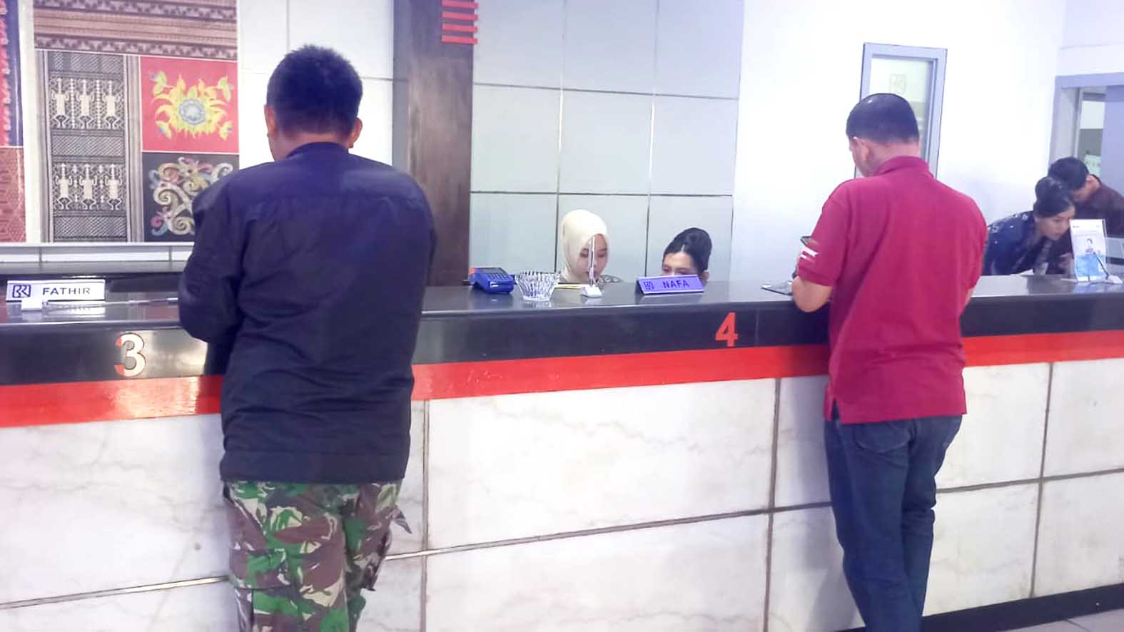 Teller BRI BO Lubuk Linggau saat sedang melayani kebutuhan para nasabah mengenai keuangan nasabah yang dilakukan di Kantor BRI BO Lubuk Linggau