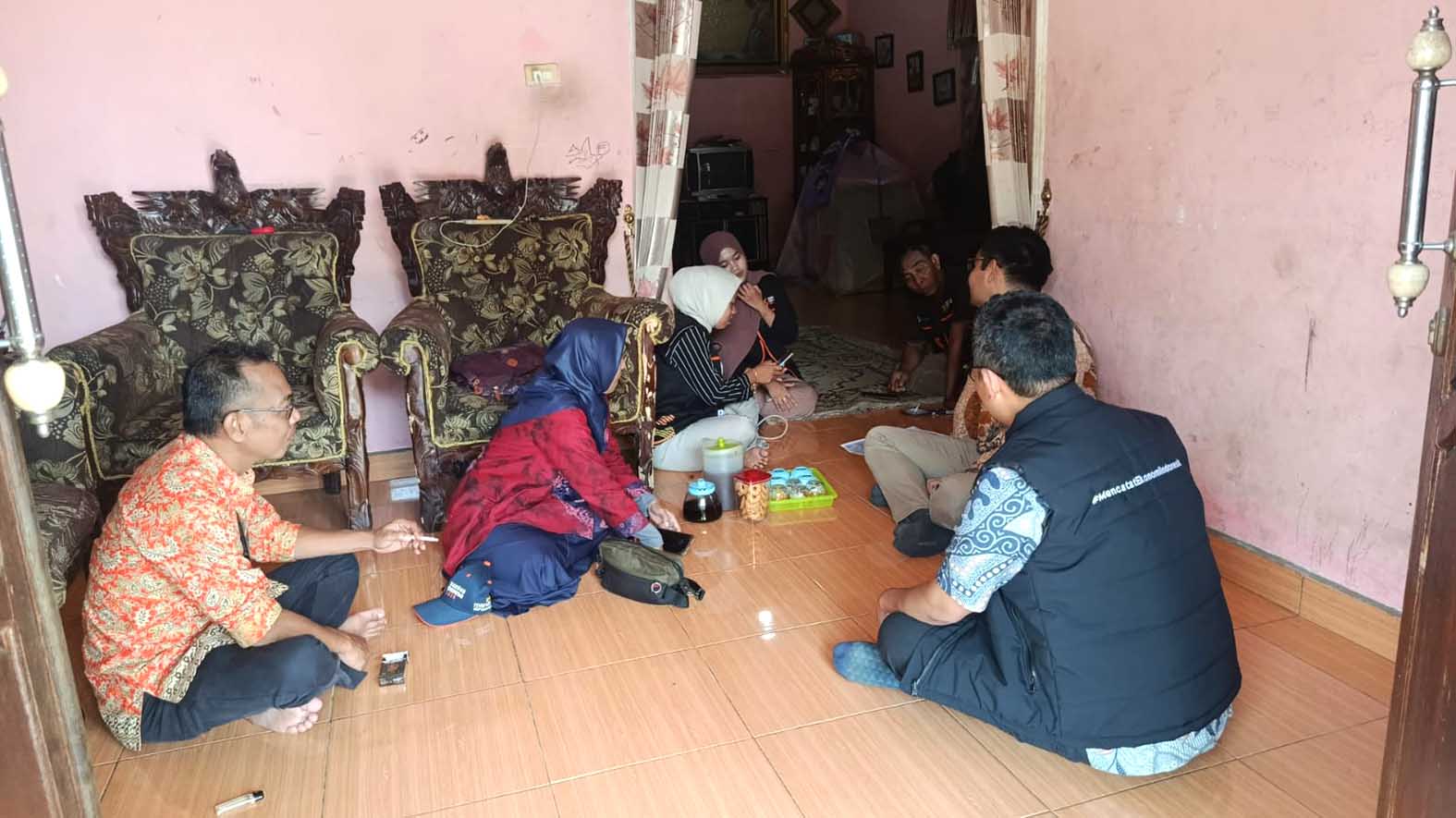 Kepala BPS Musi Rawas, Samsul Munawar, saat turun langsung ke lapangan memantau dan mendatangi petugas yang sedang melakukan pendataan Sensus Ekonomi.