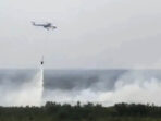 Helikopter milik Badan Nasional Penanggulangan Bencana (BNPB) melakukan pemadaman kebakaran lahan dari udara (water bombing). (Foto: Antara)