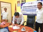 Kepala Disdukcapil Kabupaten Musi Rawas, Doddy Irdiawan, S.Sos., M.Si., menandatangani berita acara usai Forum Konsultasi Publik Pelayanan Administrasi Kependudukan.