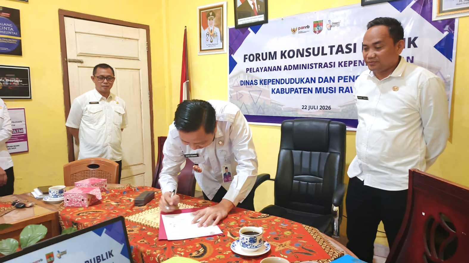 Kepala Disdukcapil Kabupaten Musi Rawas, Doddy Irdiawan, S.Sos., M.Si., menandatangani berita acara usai Forum Konsultasi Publik Pelayanan Administrasi Kependudukan.