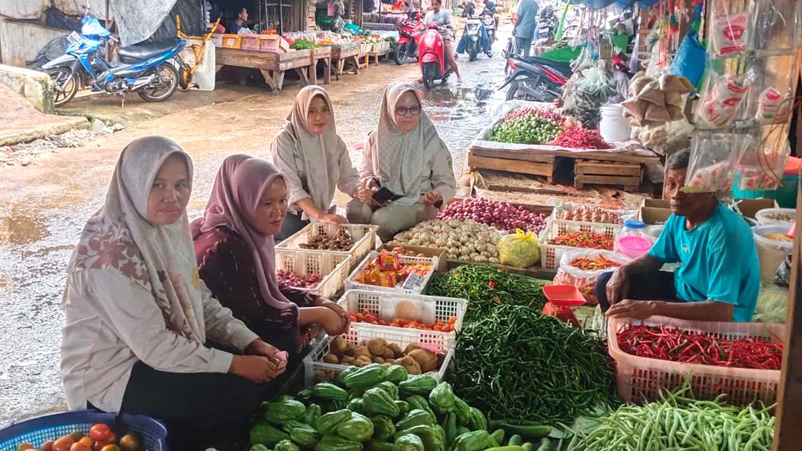 Suasana aktivitas jual beli di Pasar B Srikaton, Kecamatan Tugumulyo, Kabupaten Musi Rawas, Jumat 24 Juli 2026.