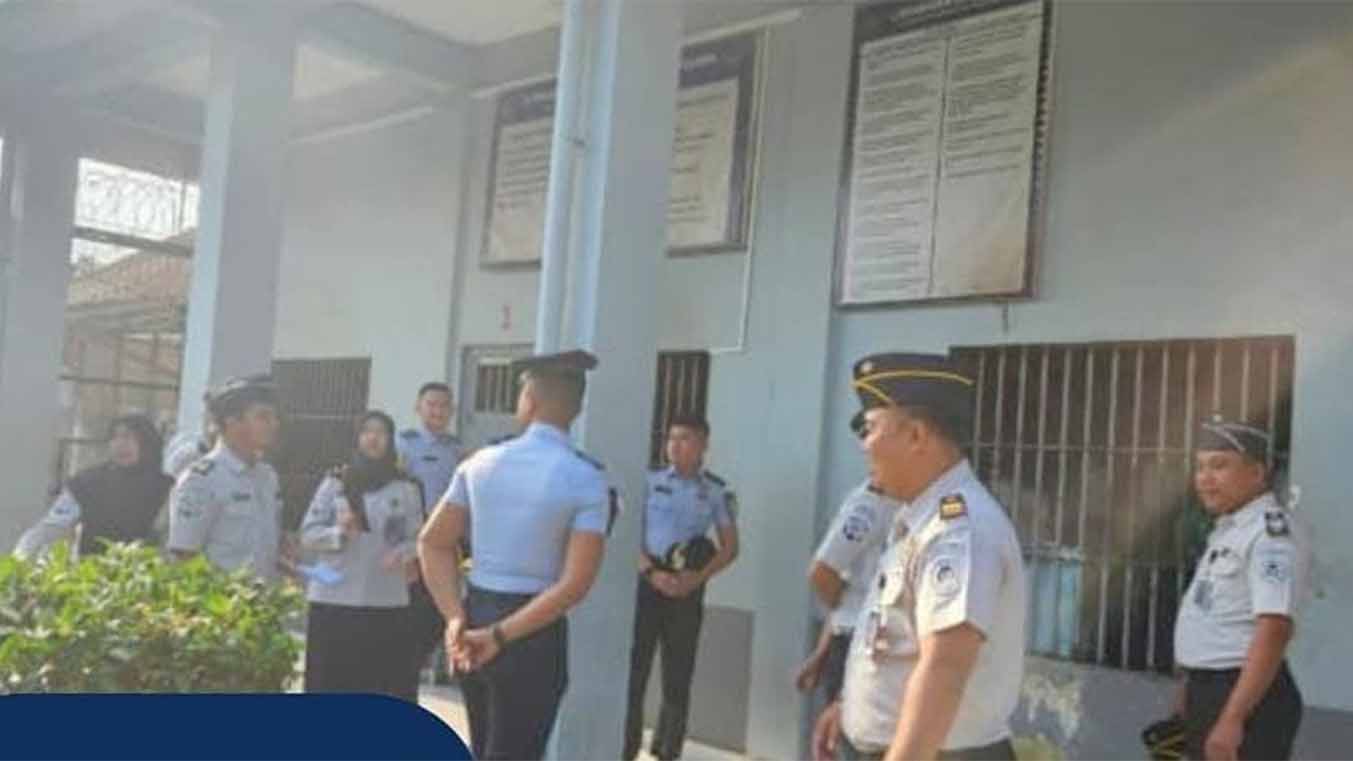 Petugas Lapas Narkotika Kelas IIA Muara Beliti bersama Taruna Poltekimipas melaksanakan kegiatan deteksi dini di lingkungan lapas.
