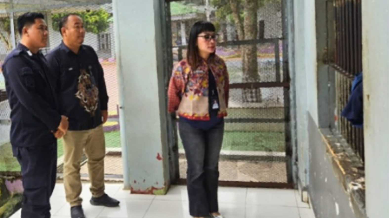 Kasubsi Keamanan Lapas Narkotika Kelas IIA Muara Beliti saat melakukan kontrol langsung ke blok hunian warga binaan sebagai upaya deteksi dini gangguan keamanan dan ketertiban, Jumat 24 Juli 2026.