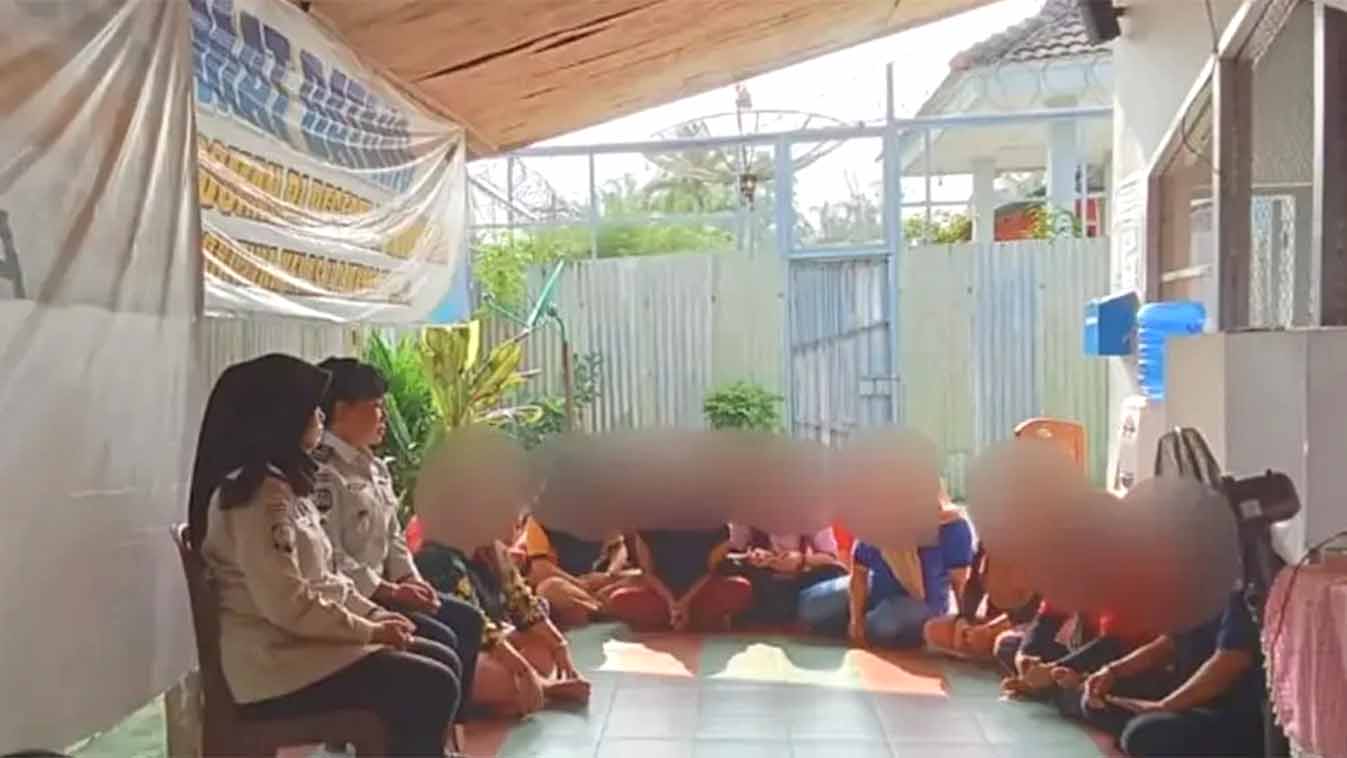 Kasubsi Keamanan Lapas Narkotika Kelas IIA Muara Beliti memberikan pengarahan kepada warga binaan terkait pentingnya menjaga keamanan dan ketertiban di lingkungan lapas