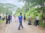 Anggota Sat PolPP dan dan Damkar saat melakukan bersih Anggota Sat PolPP dan dan Damkar saat melakukan bersih
