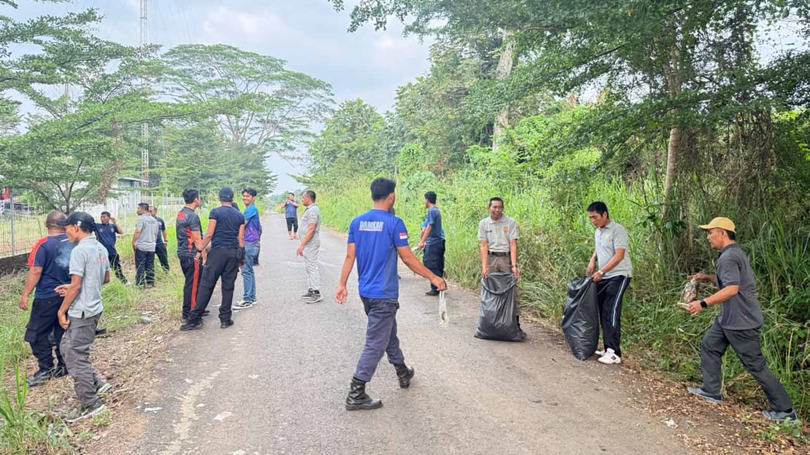 Anggota Sat PolPP dan dan Damkar saat melakukan bersih
