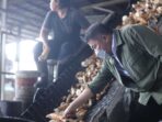 Gubernur Sumsel Herman Deru berkeliling ke area produksi untuk menyaksikan secara langsung proses hilirisasi ubi kayu jadi tepung tapioka berkualitas tinggi. Foto : Dok. Pemprov Sumsel