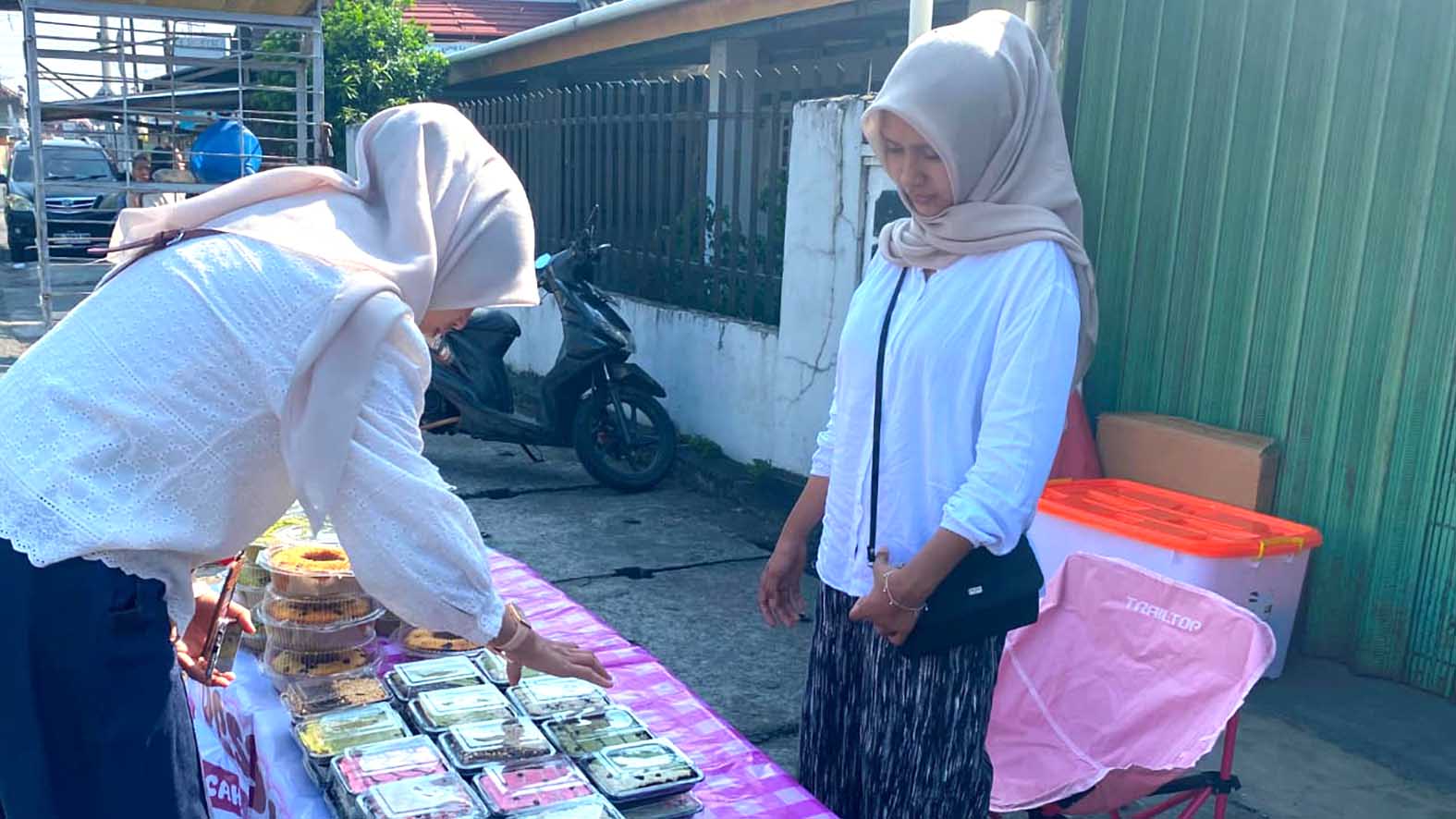 Aneka brownies kukus mini dengan beragam topping tersusun rapi di stan UMKM di Jalan Garuda Hitam, Kelurahan Pasar Pemiri, Kecamatan Lubuk Linggau Barat II. FOTO: DOK. PUTRI ANANDA