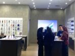 Marketing Samsung, menunjukkan salah satu smartphone Samsung sembari menjelaskan berbagai promo pembelian yang berlaku di Lippo Plaza Lubuklinggau. FOTO: DOK. PUTRI ANANDA