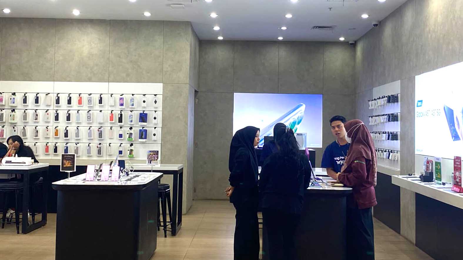 Marketing Samsung, menunjukkan salah satu smartphone Samsung sembari menjelaskan berbagai promo pembelian yang berlaku di Lippo Plaza Lubuklinggau. FOTO: DOK. PUTRI ANANDA