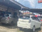 Sejumlah mobil travel terparkir di pool menunggu penumpang untuk rute Lubuk Linggau-Palembang. FOTO: DOK. PUTRI ANANDA