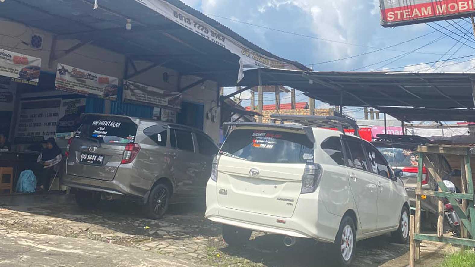 Sejumlah mobil travel terparkir di pool menunggu penumpang untuk rute Lubuk Linggau-Palembang. FOTO: DOK. PUTRI ANANDA