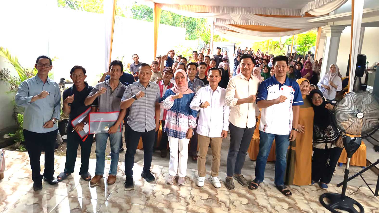 Anggota DPRD Kota Lubuk Linggau Andi Rusman foto bersama peserta reses di kediamannya Kelurahan Batu Urip Kecamatan Lubuk Linggau Utara 2 Kota Lubuk Linggau .