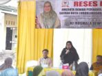 Anggota DPRD Lubuk Linggau Hj Rosmala Dewi, SH menjawab aspirasi masyarakat dalam reses di RT 3 Kelurahan Air Kuti, Kecamatan Lubuk Linggau Timur 1, Ahad siang 19 Juli 2026. 2. Perwakilan masyarakat menyampaikan aspirasi di depan Anggota DPRD Lubuk Linggau Hj Rosmala Dewi, SH dalam reses di Air Kuti, Ahad siang 19 Juli 2026.