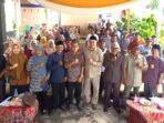 Anggota DPRD Kota Lubuk Linggau, H Abdul Nasir, S.E foto bersama camat Lubuk Linggau Barat II, lurah Lubuk Linggau Ulu, Lurah Sidorejo dan warga saat acara reses II tahun 2026 di Jalan Depati Said Kota Lubuk Linggau, Sabtu 18 Juli 2026
