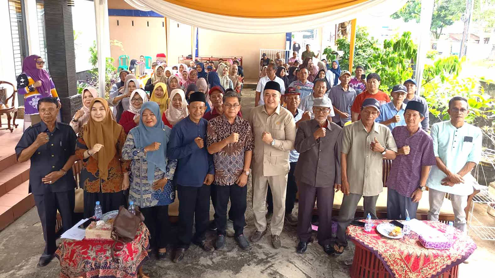 Anggota DPRD Kota Lubuk Linggau, H Abdul Nasir, S.E foto bersama camat Lubuk Linggau Barat II, lurah Lubuk Linggau Ulu, Lurah Sidorejo dan warga saat acara reses II tahun 2026 di Jalan Depati Said Kota Lubuk Linggau, Sabtu 18 Juli 2026