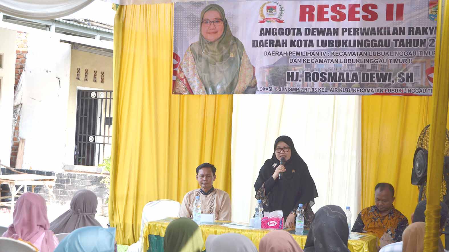 Anggota DPRD Lubuk Linggau Hj Rosmala Dewi, SH menjawab aspirasi masyarakat dalam reses di RT 3 Kelurahan Air Kuti, Kecamatan Lubuk Linggau Timur 1, Ahad siang 19 Juli 2026. 2. Perwakilan masyarakat menyampaikan aspirasi di depan Anggota DPRD Lubuk Linggau Hj Rosmala Dewi, SH dalam reses di Air Kuti, Ahad siang 19 Juli 2026.